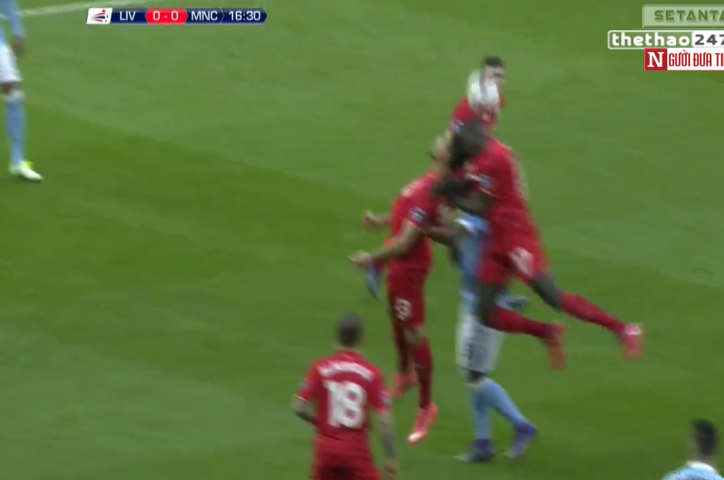 VIDEO: Hai cầu thủ Liverpool nằm sân sau tình huống va chạm mạnh với nhau