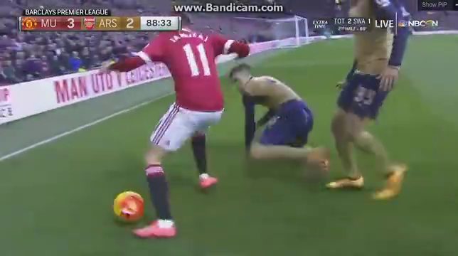 VIDEO: Pha bóng Mata, Januzaj 'làm xiếc' trước hàng phòng ngự Arsenal