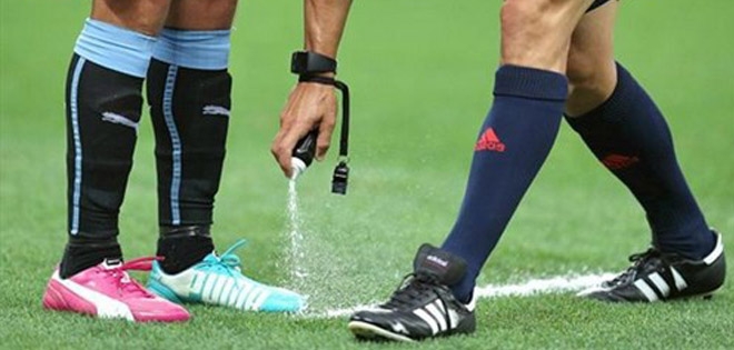 V-League sử dụng bình xịt sơn như giải Ngoại hạng Anh