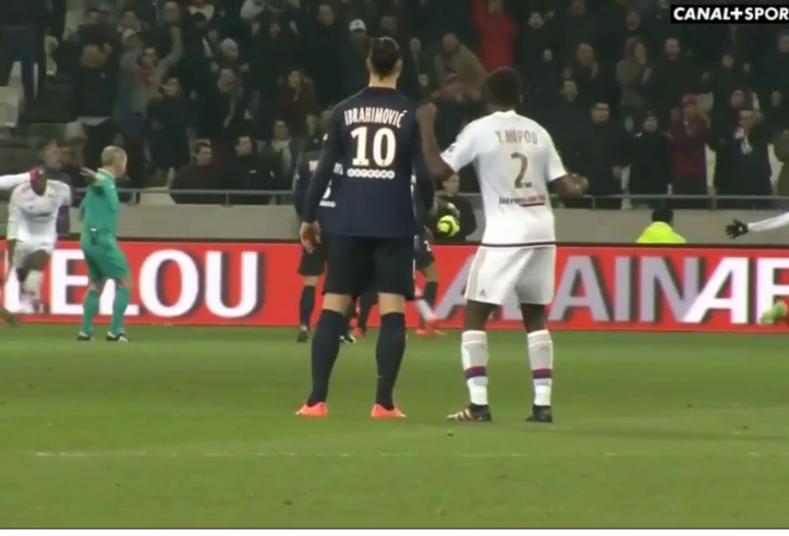 VIDEO: Phản ứng của Ibrahimovic khi bị theo quá sát trong thất bại của PSG