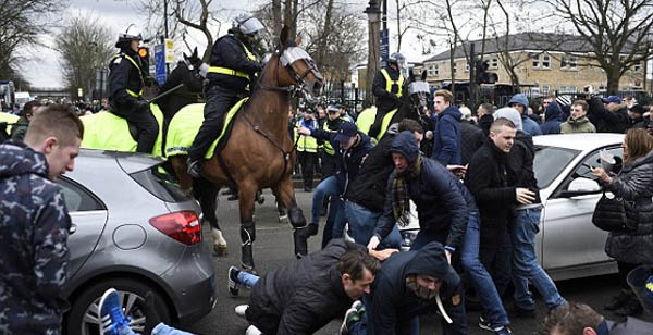 Bạo loạn đổ máu trước trận derby London