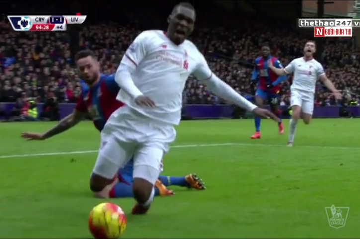 VIDEO: Benteke ăn vạ khéo léo mang về 1 quả penalty cho Liverpool