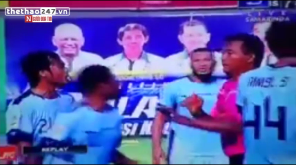 VIDEO: Bị rút thẻ đỏ, cầu thủ đấm thẳng mặt trọng tài ở Indonesia