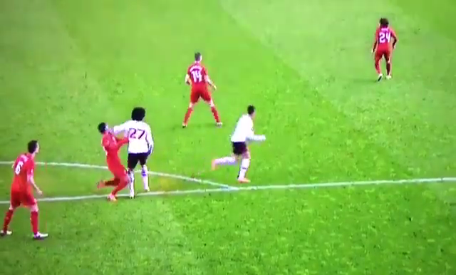 VIDEO: Fellaini thoát thẻ đỏ dù thúc cùi trỏ vào hậu vệ Liverpool