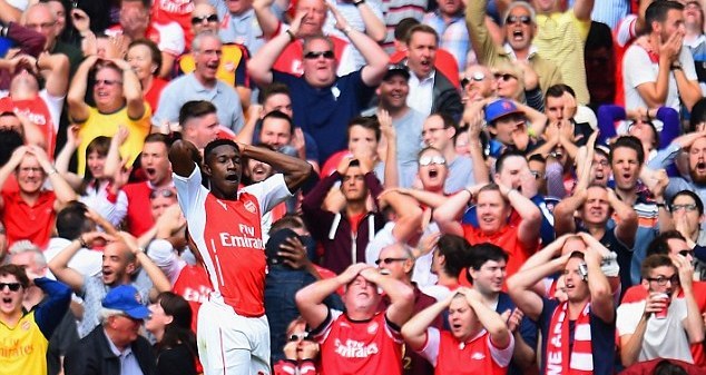 VIDEO: Pha bỏ lỡ khó tin của Welbeck khiến Arsenal bị loại