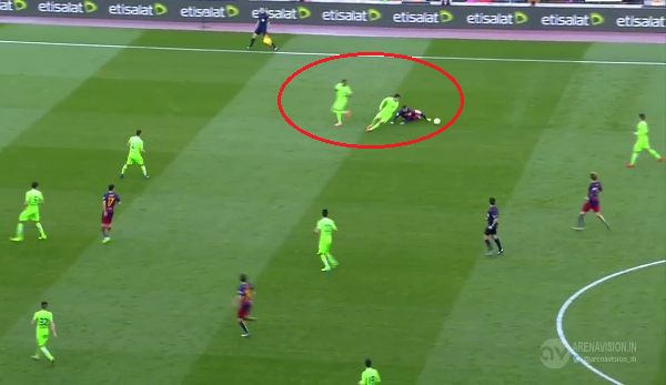 VIDEO: Messi bị ngã vẫn dễ dàng lừa bóng qua 2 cầu thủ đối phương