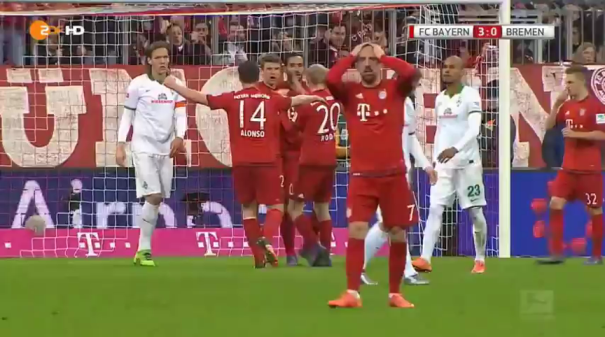 VIDEO: Hành động bất ngờ của Ribery sau khi kiến tạo cho đồng đội ghi bàn