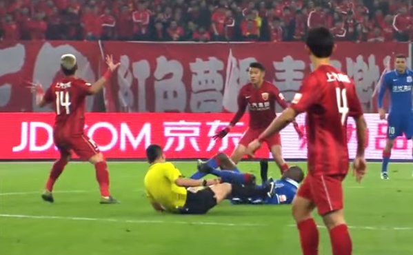 VIDEO: Demba Ba bị trọng tài hạ gục ở Chinese Super League