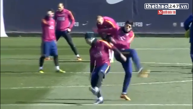 VIDEO: Mascherano suýt đánh nhau với Suarez trên sân tập Barca