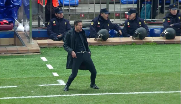 VIDEO: HLV Diego Simeone tái hiện vũ điệu 'hoang dã' trên đường pitch