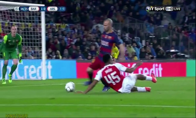 VIDEO: Tình huống sao trẻ Arsenal 'học đòi' ăn vạ trước Barca
