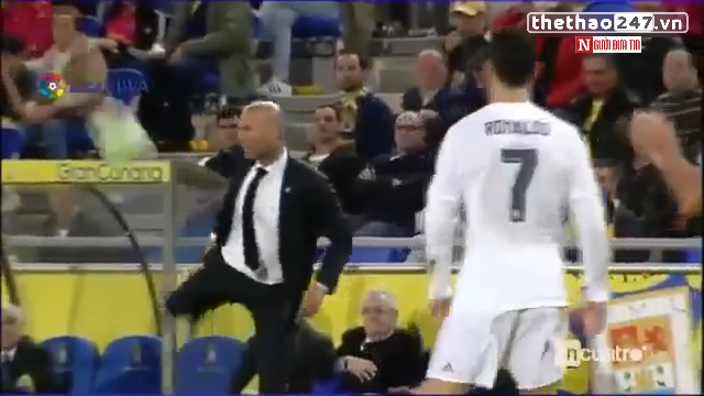 VIDEO: Khi HLV Zidane ngẫu hứng trổ tài trên đường biên