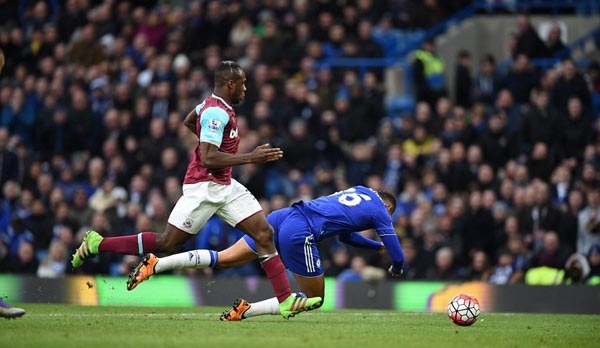 HLV Chelsea và West Ham tranh cãi về quả penalty