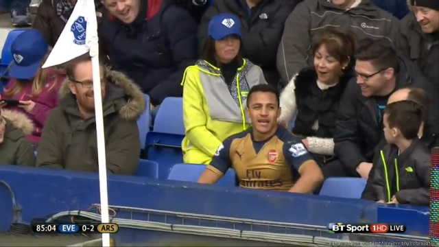 VIDEO: Pha bóng siêu hài của Alexis Sanchez trước Everton