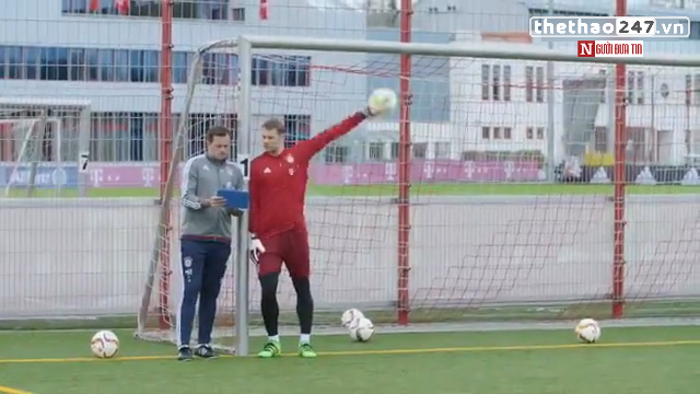 VIDEO: Phản xạ xuất thần của Manuel Neuer dù không nhìn đường bóng