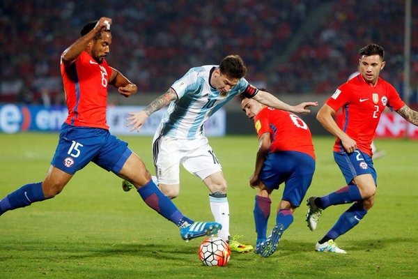 VIDEO: Messi đi bóng trong vòng vây của 3 cầu thủ Chile
