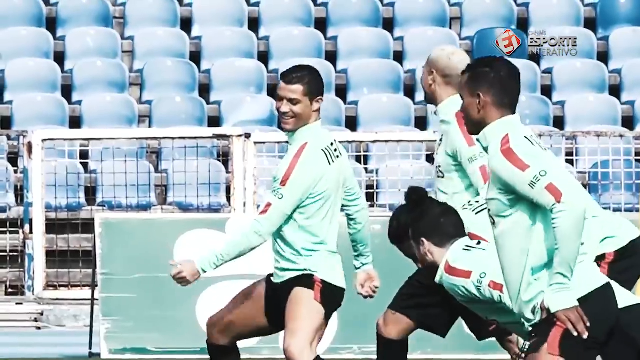VIDEO: Ronaldo trổ tài lắc vòng 3 cực dẻo như vũ công