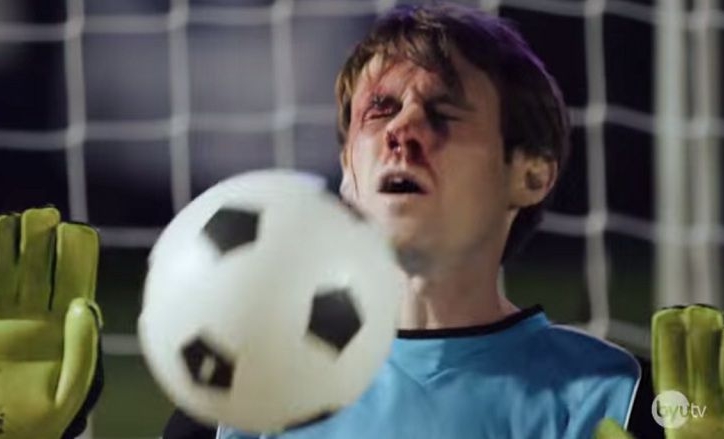 VIDEO: Khi thủ môn thánh nhọ chuyển sang chơi bóng chuyền