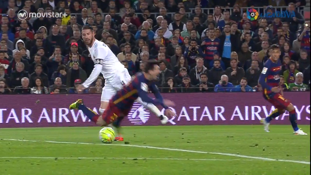 Tranh cãi: Messi ăn vạ hay Barca mất oan 1 quả penalty