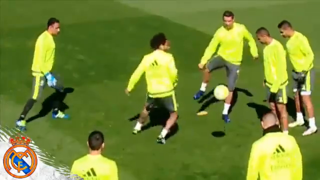VIDEO: Kỹ thuật chuyền bóng cực đỉnh của Ronaldo trên sân tập