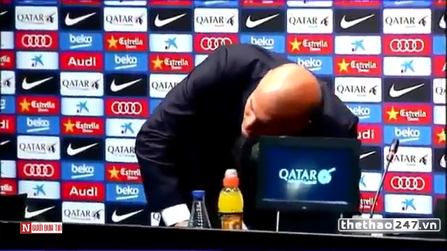 VIDEO: Hành động 'kỳ dị' của HLV Zidane ở họp báo sau El Clasico