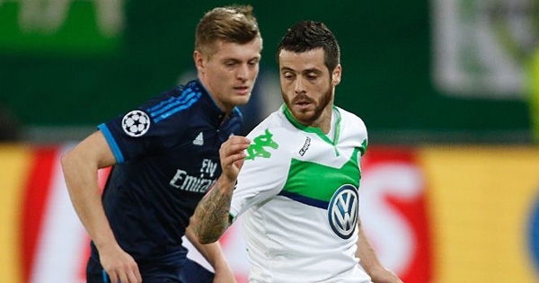 Toni Kroos đánh cùi chỏ khiến hậu vệ Wolfsburg rơi răng
