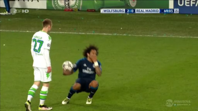VIDEO: Tình huống ăn vạ hài hước của Marcelo trước Wolfsburg