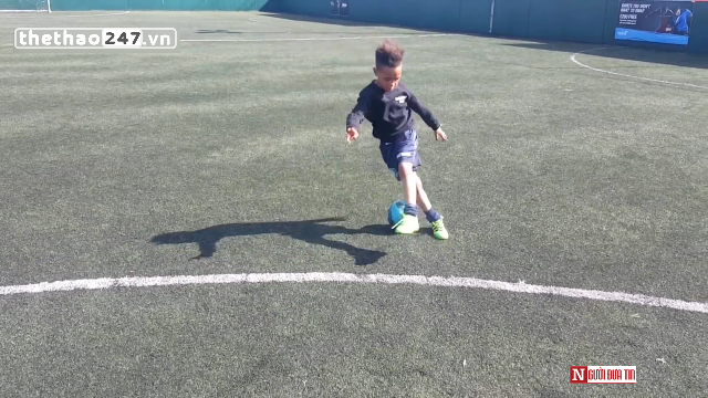 VIDEO: Kỹ thuật chơi bóng khó tin từ 1 cậu bé 7 tuổi