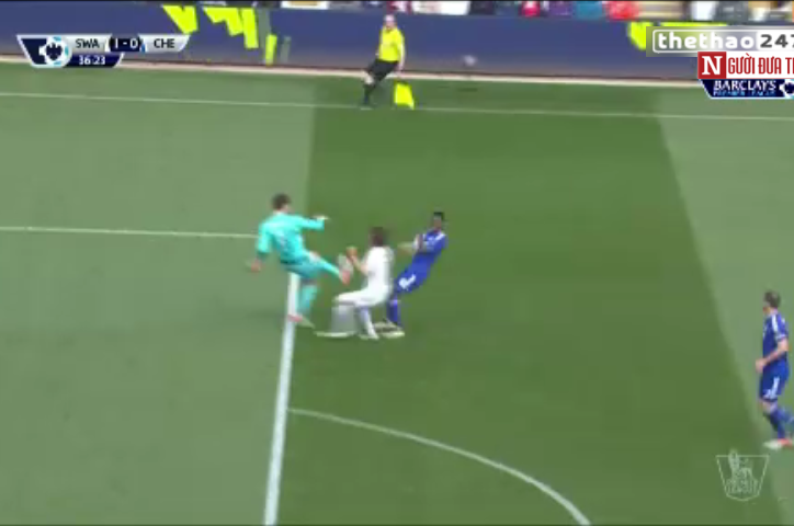 VIDEO: Pha bóng bất cẩn không đáng có của hàng phòng ngự Chelsea