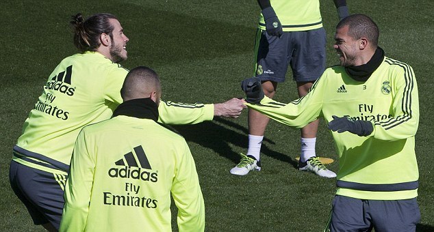 VIDEO: Gareth Bale và Marcelo đọ siêu phẩm trên sân tập Real