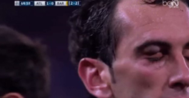 VIDEO: Tình huống Suarez chơi xấu khiến đồng hương sưng vù mắt