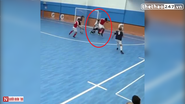 VIDEO: Đỉnh cao của ghi bàn ngẫu hứng trên sân futsal