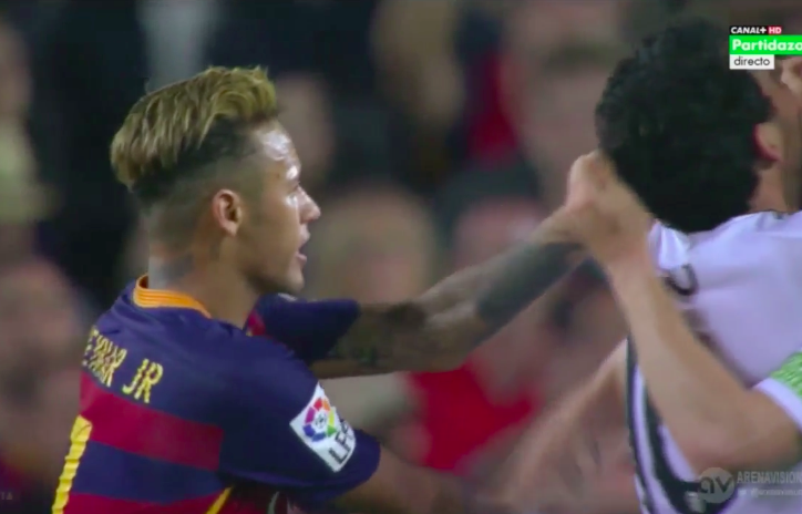 VIDEO: Hành động không đẹp của Neymar khi cầu thủ Valencia ăn mừng