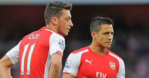 Arsenal sắp tăng lương để giữ chân Ozil và Sanchez