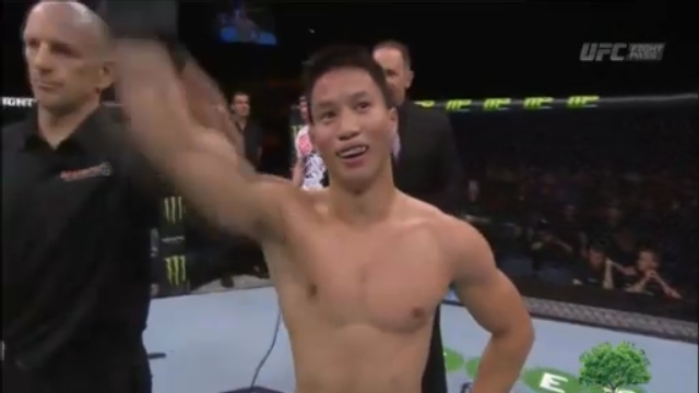 Video võ thuật: Võ sỹ gốc Việt thắng knock out ở trận ra mắt UFC
