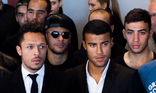 VIDEO: Hình ảnh đáng thất vọng của Neymar ở lễ tang Johan Cruyff