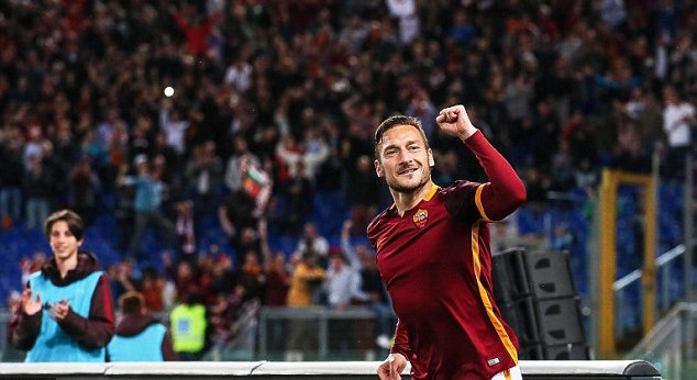 VIDEO: Cú đúp khó tin của Francesco Totti ở tuổi 39