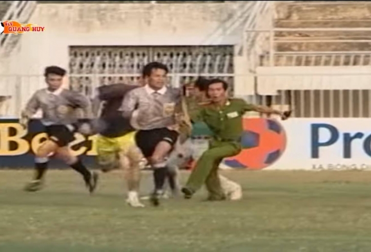 VIDEO: Sự cố cầu thủ đuổi đánh trọng tài đi vào lịch sử bóng đá Việt Nam