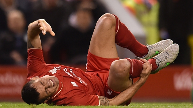 VIDEO: Lovren đau đớn sau tình huống va chạm với cầu thủ Newcastle