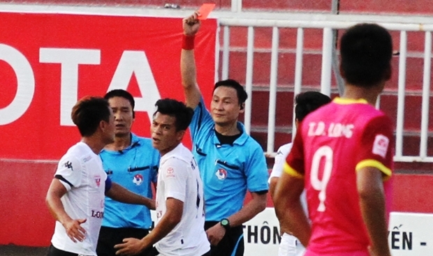 VIDEO: Tuyển thủ U23 VN nhận thẻ đỏ trực tiếp vì hành vi chơi xấu