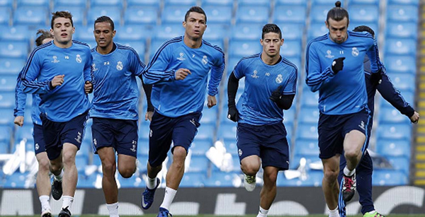Chùm ảnh: Ronaldo cùng đồng đội ‘đại náo’ Etihad