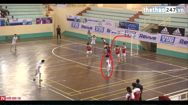 VIDEO: Siêu phẩm sút phạt độc đáo ở giải Futsal