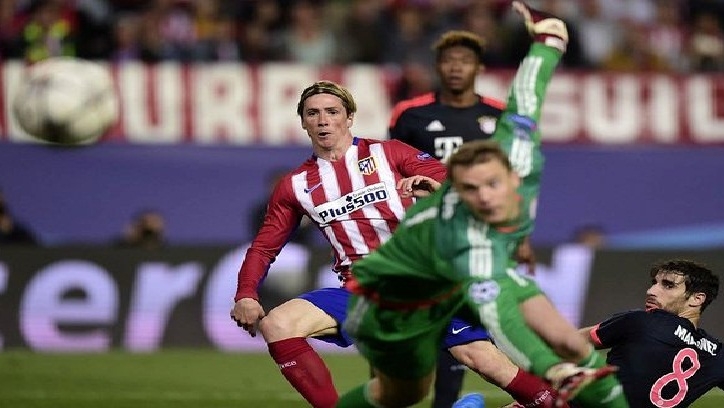 VIDEO: Torres đánh bại Neuer nhưng kém may mắn trước cột dọc