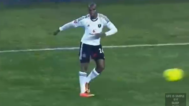 VIDEO: Cầu thủ ham biểu diễn như Neymar phiên bản châu Phi
