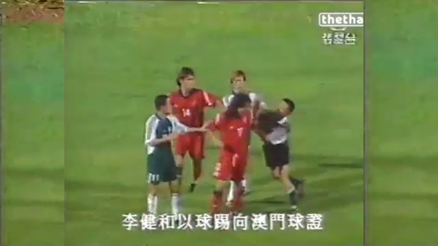 VIDEO: Trọng tài Trung Quốc đấm thẳng mặt cầu thủ vì dám phản đối