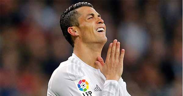 Tuyệt vọng, Cris Ronaldo bất ngờ “cầu cứu” Barca