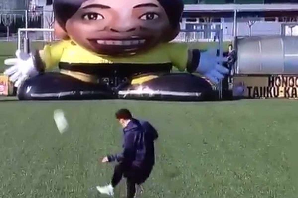 VIDEO: Kỹ thuật sút bóng tuyệt vời của Messi khi đối đầu Robot khổng lồ