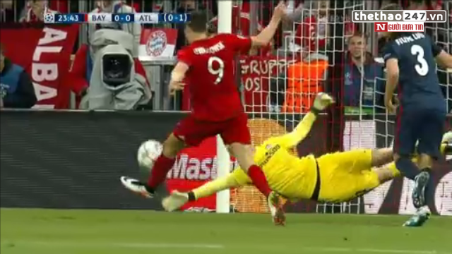 VIDEO: 2 pha bỏ lỡ đáng tiếc của Lewandowski trong vòng ít phút