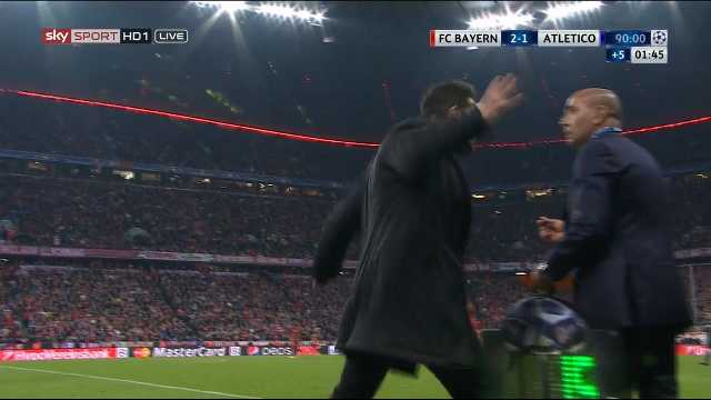 VIDEO: 2 lần HLV Simeone 'nổi điên' ở trận gặp Bayern Munich