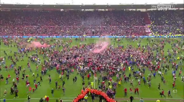 VIDEO: Khung cảnh khó tin khi Middlesbrough giành vé thăng hạng